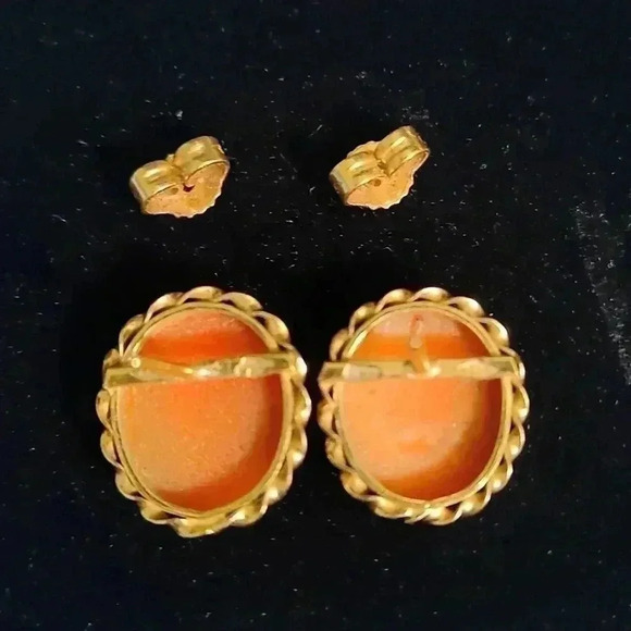 14k Gold Vintage Carved Shell Cameo Earrings - Picture 2 of 4